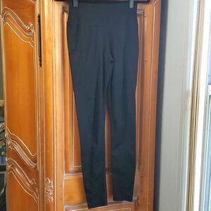 Black leggings,  size medium. Scrunch but. Big pockets. Great condition.
